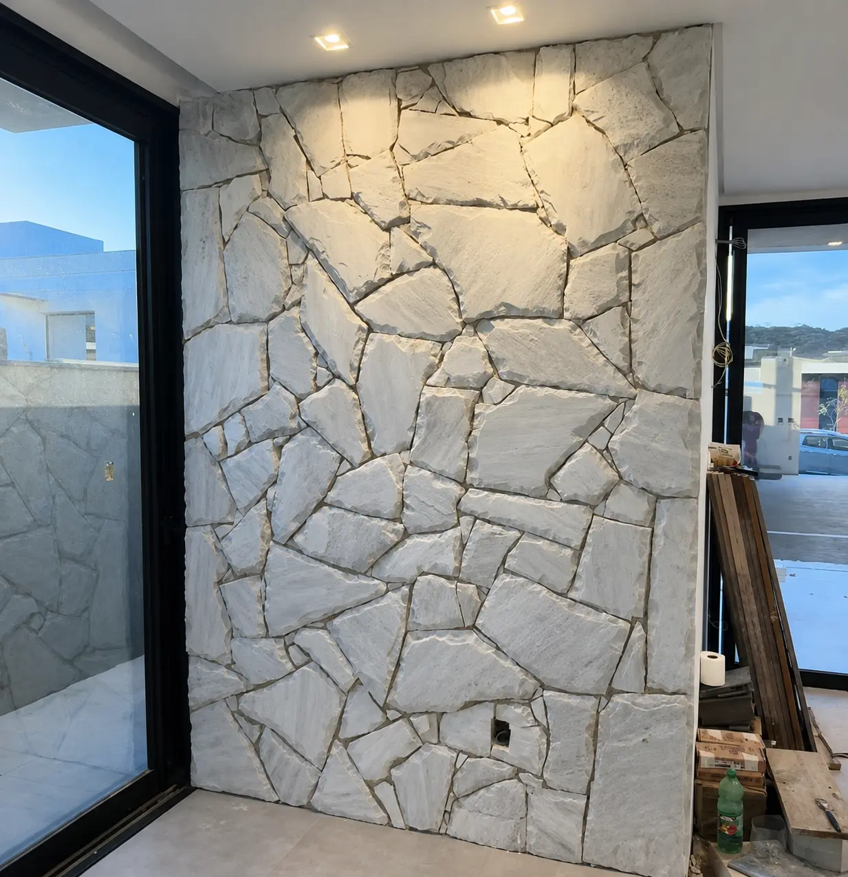 Detalhe da tonalidade branca com movimentos naturais de cinza da Pedra Atacama
