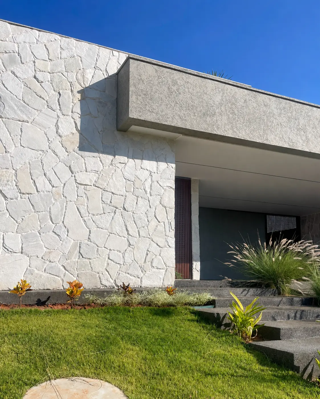 Aplicação externa de Pedra Atacama branca em fachada residencial