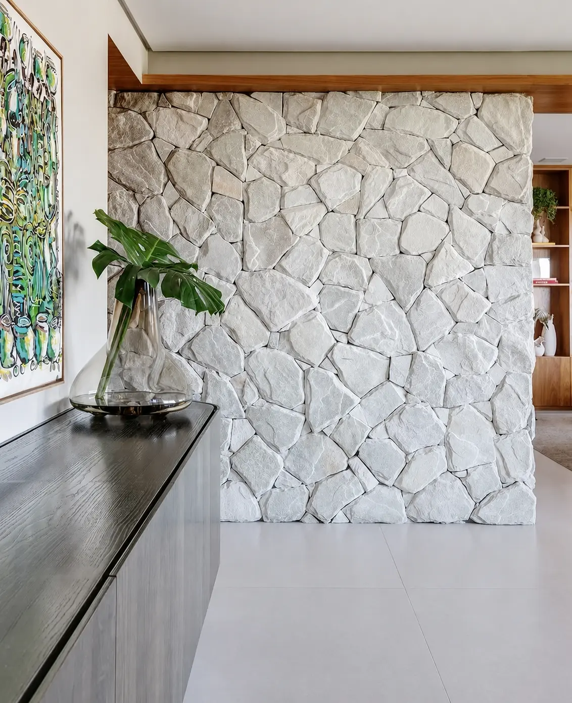 Parede interna decorada com Pedra Atacama branca