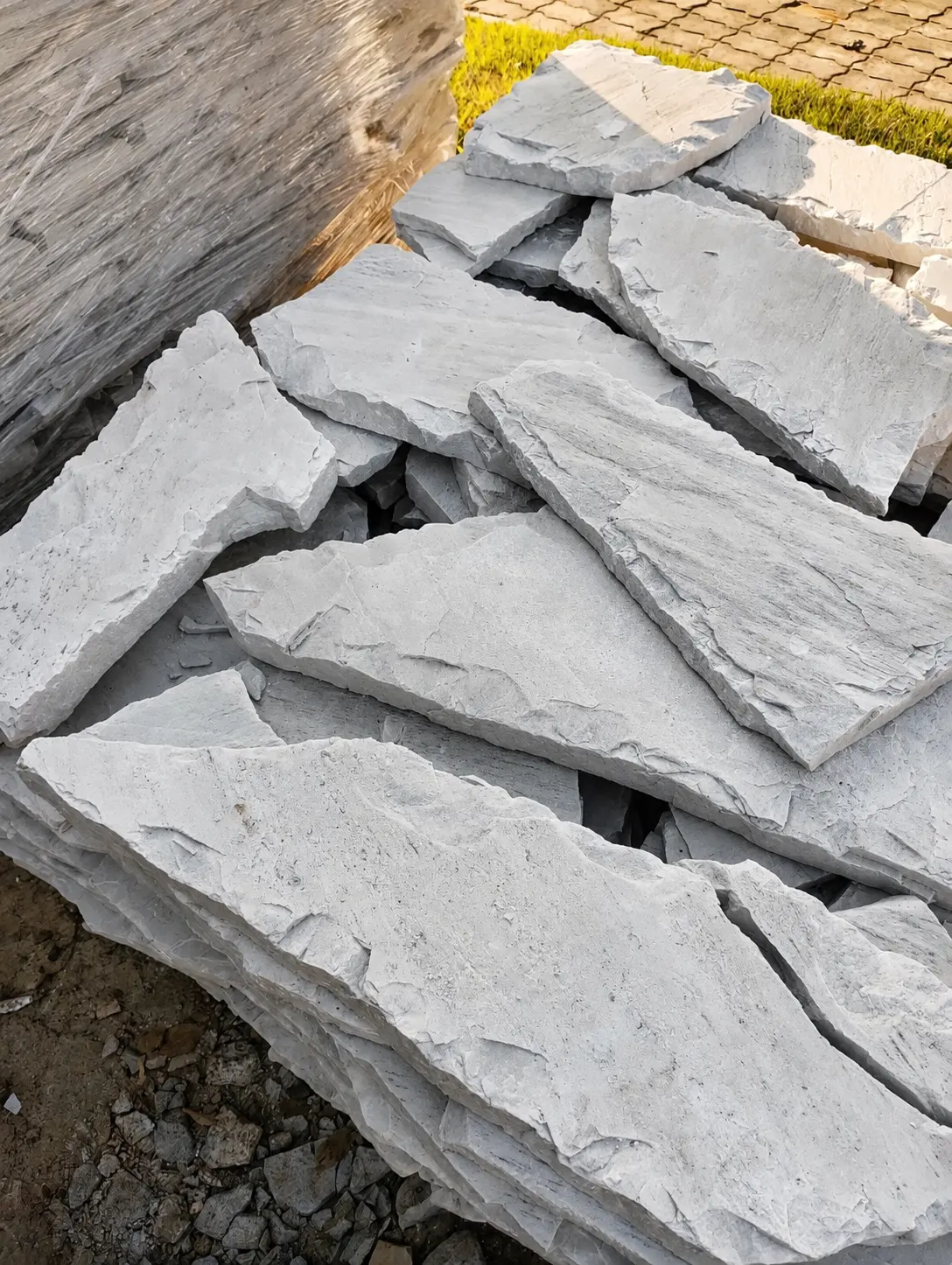 Textura natural das peças soltas de Pedra Atacama branca